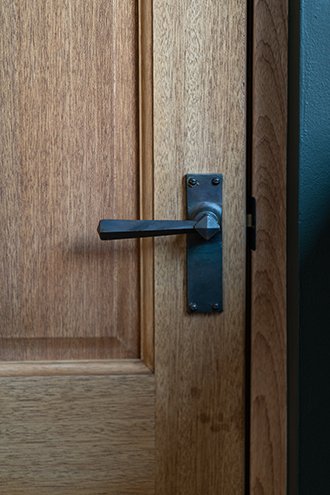 Oak door with black iron handle – The finished cottage – Home renovation, Kent