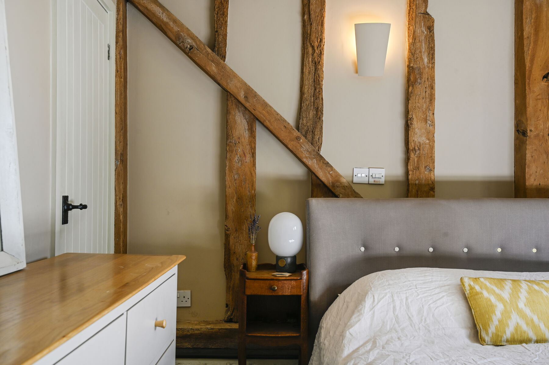 Calm rooms under the old frame – Kent barn conversion, Kent, photo 2