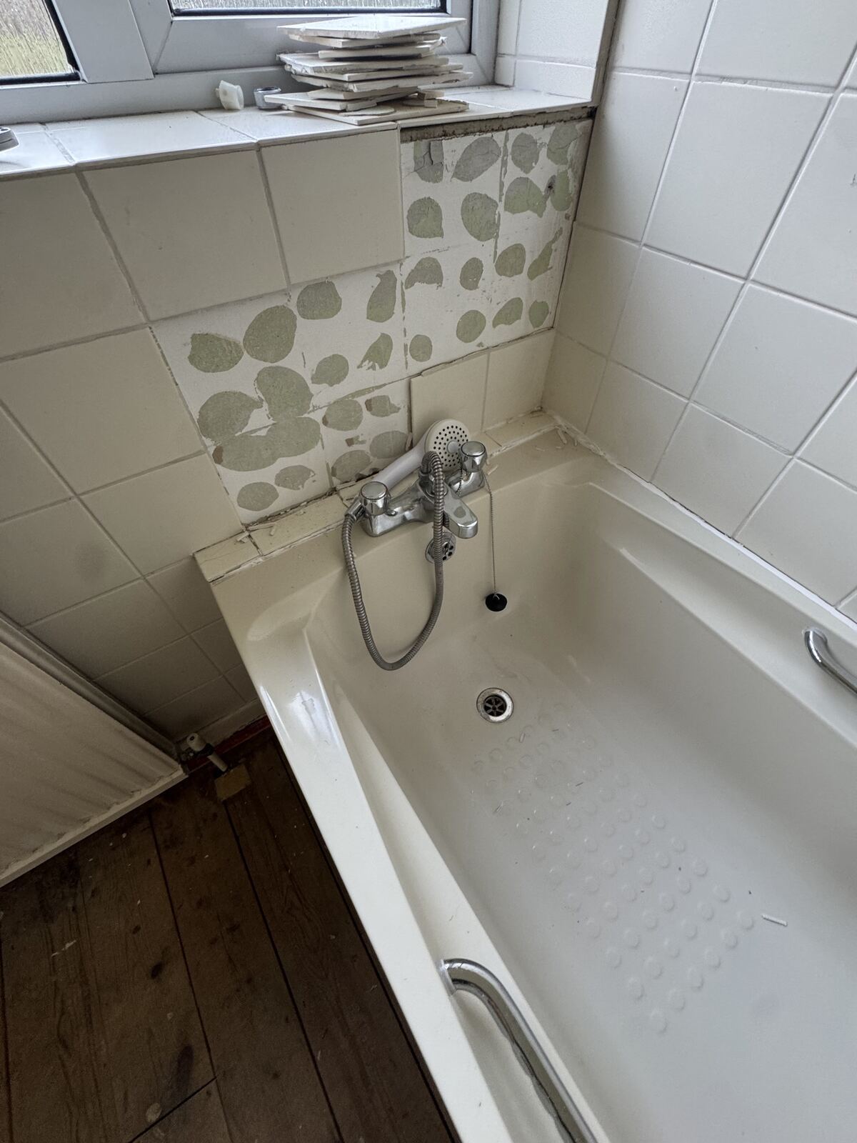 The bathroom, before – Kitchen and bathroom remodel, Wye, Kent, photo 4