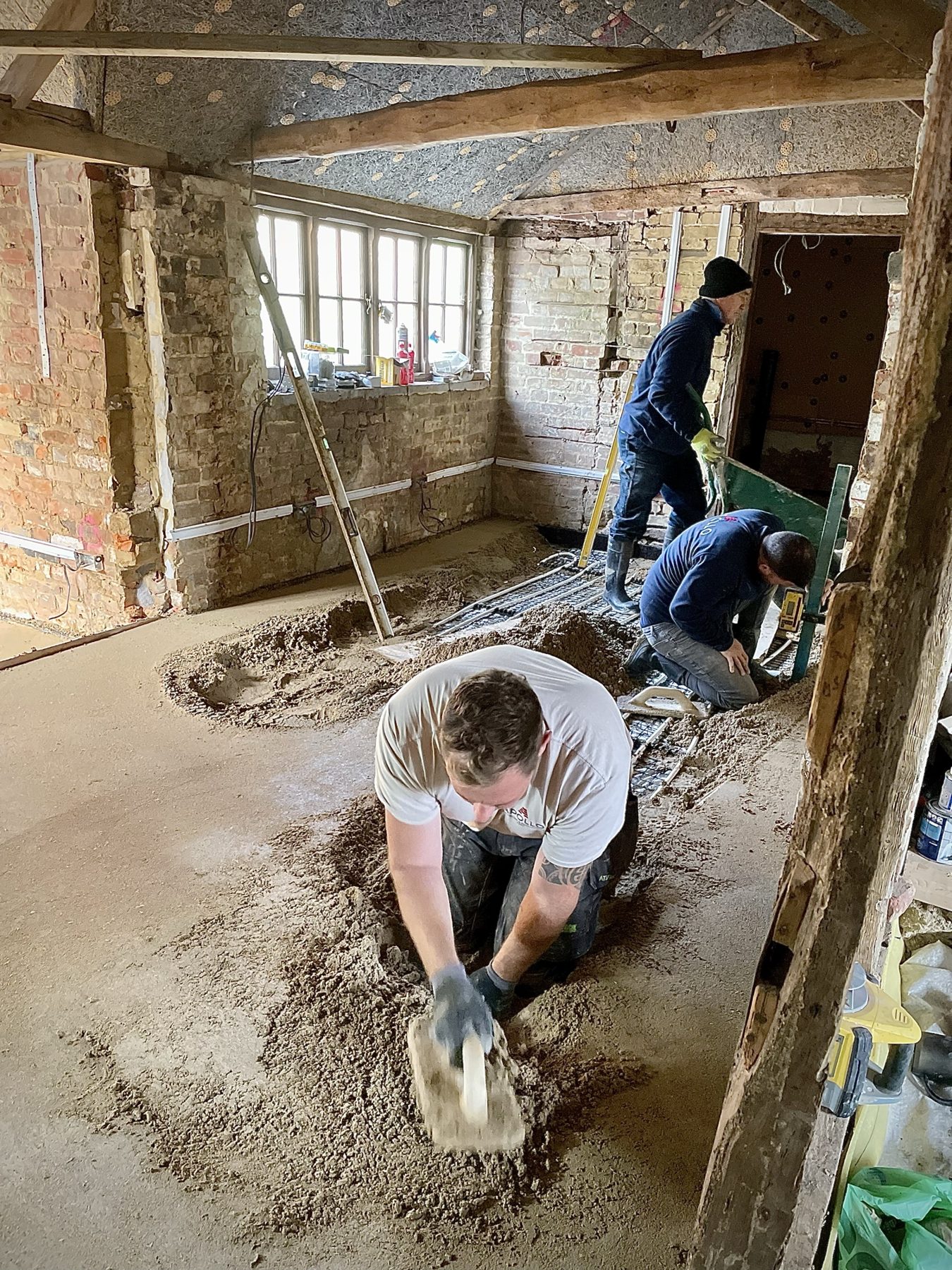Laying and levelling the limecrete slab by hand – limecrete floor, Kent
