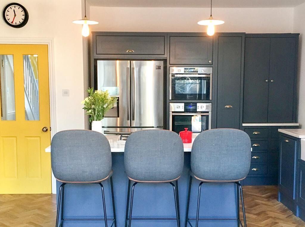 Kitchen with breakfast bar – London townhouse extension and remodel